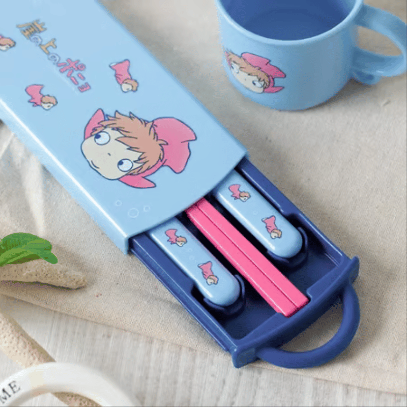 GHIBLI - PONYO SUR LA FALAISE - SET BAGUETTES CUILLÈRE FOURCHETTE PONYO DANS LA MER