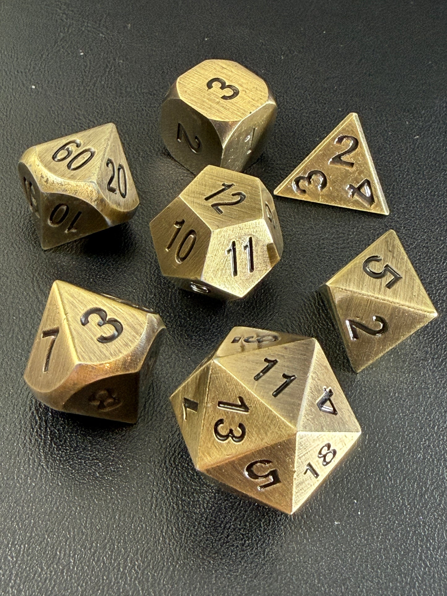 Set de 7 dés métalliques – Or vieilli