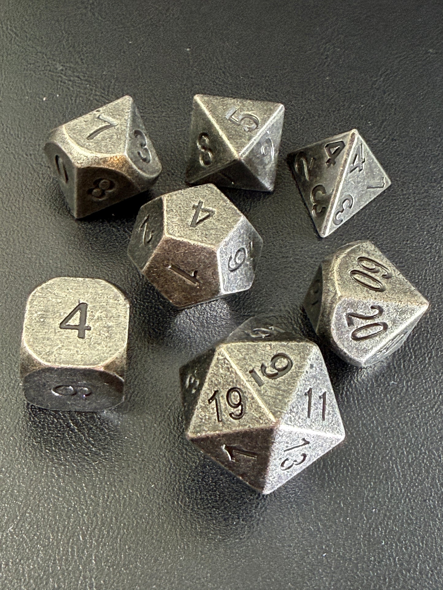 Set de 7 dés métalliques – Argent vieilli