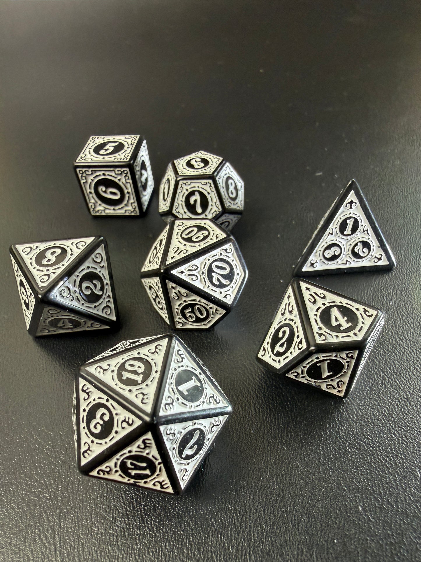 Set de 7 dés polyédriques JDR – Blanc & Noir