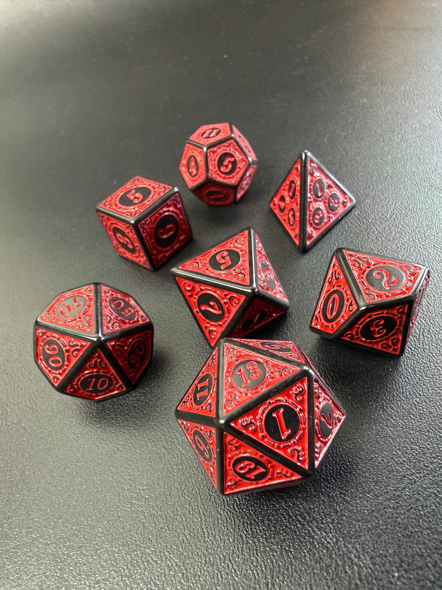 Set de 7 dés polyédriques JDR – Rouge & Noir