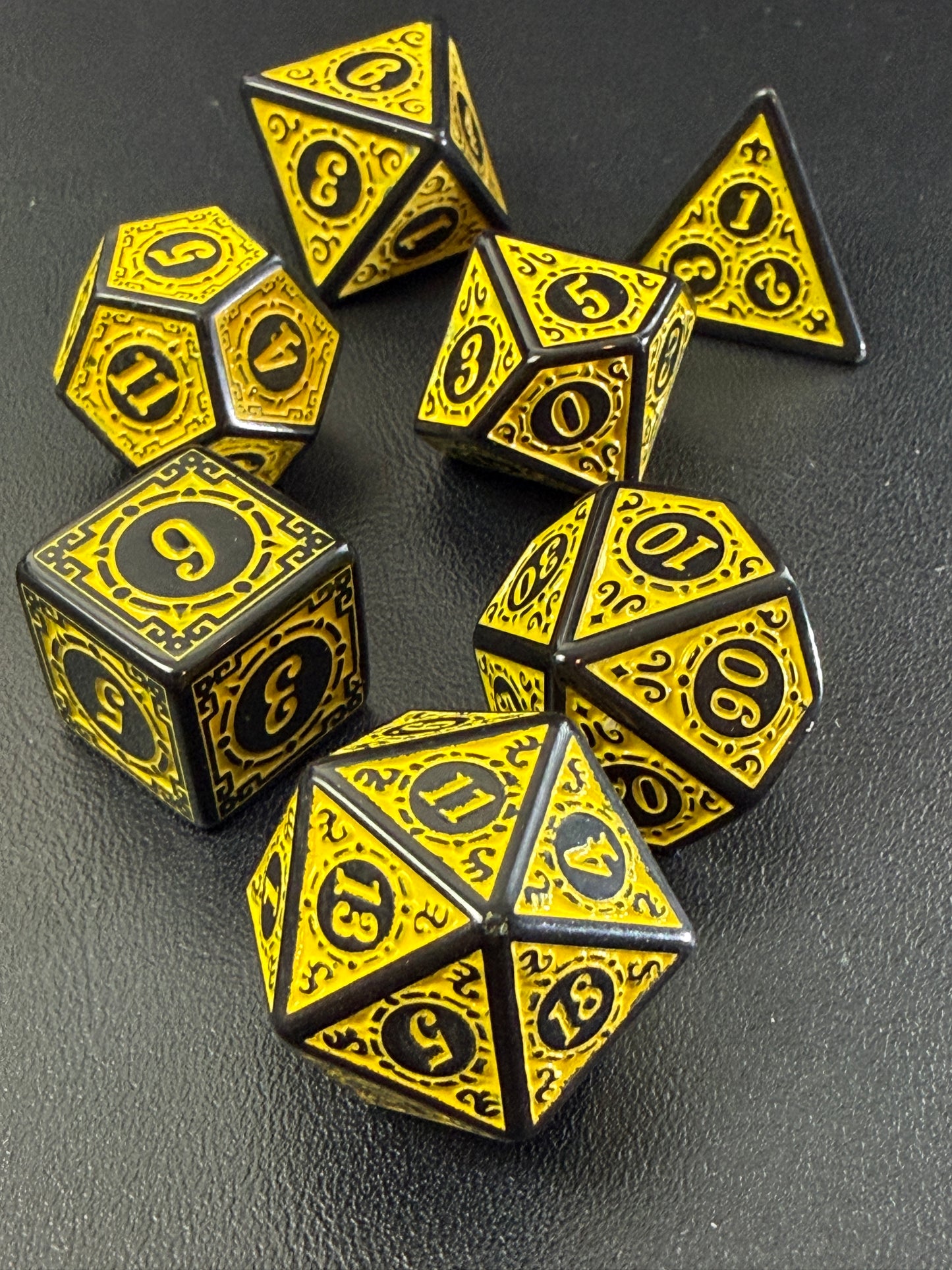 Set de 7 dés polyédriques JDR – Jaune & Noir